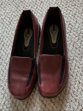 Merrell Women's Burgundy Slip-On Loafers with Black Stretch Panels. Size 9